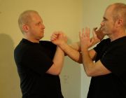 direkt und schnörkellos: Wing Chun heißt Abwehren und Angreifen gleichzeitig